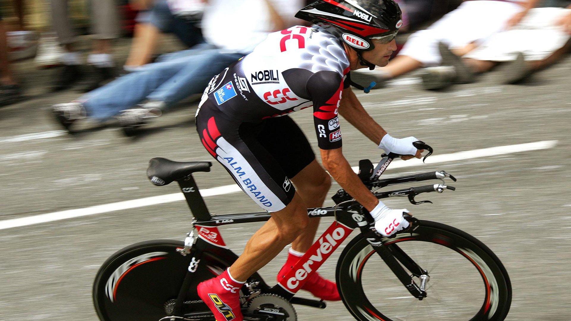 日本球员赛场拼搏，收获赞誉，日本队球员